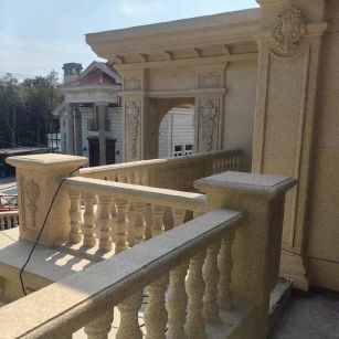 滁州 黄金麻别墅外墙干挂雕花配合阳台栏杆花瓶柱