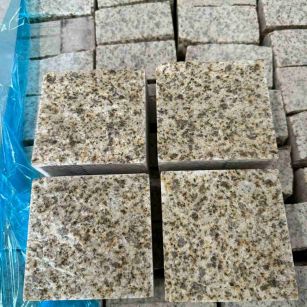 滁州 黄金麻花岗岩自然面小方块，弹石，马蹄石等