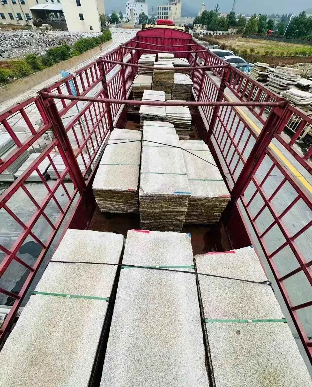 滁州 黄金麻花岗岩荔枝面，光面毛板装车完成