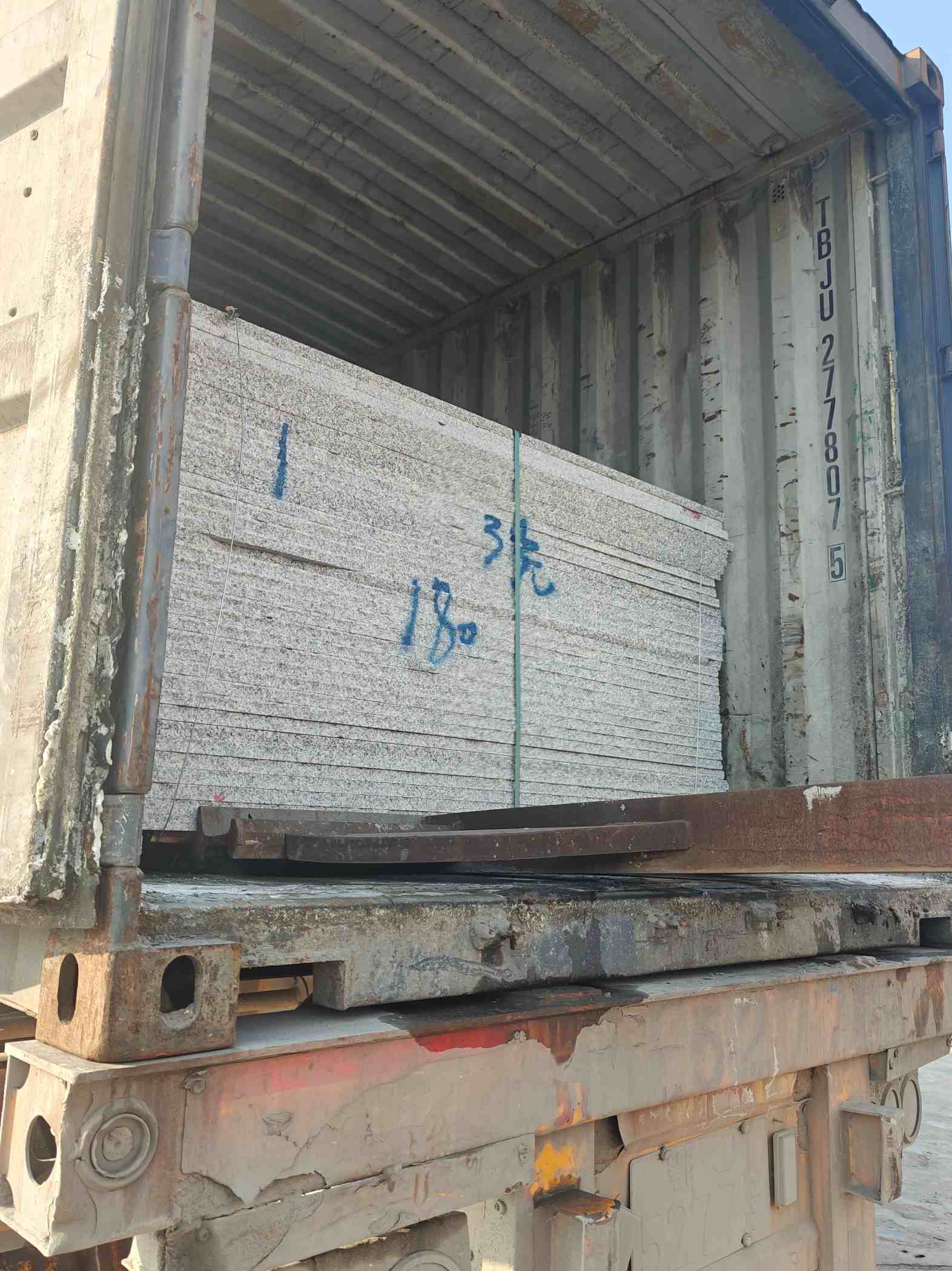 滁州 芝麻白花岗岩石材3.0公分光面毛板装柜出货