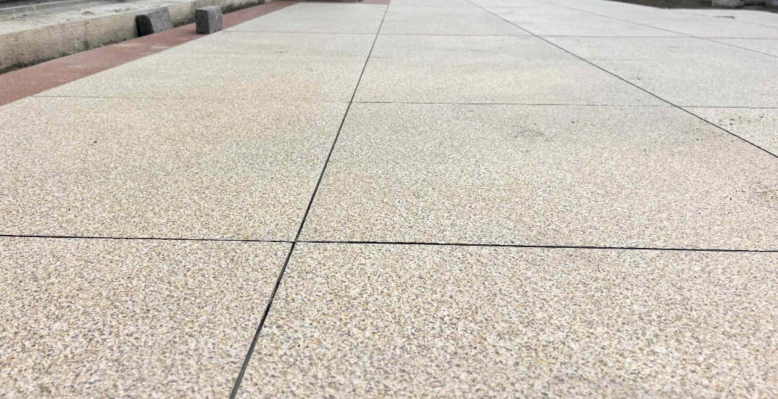 滁州 黄金麻花岗岩石板材荔枝面地面铺装效果