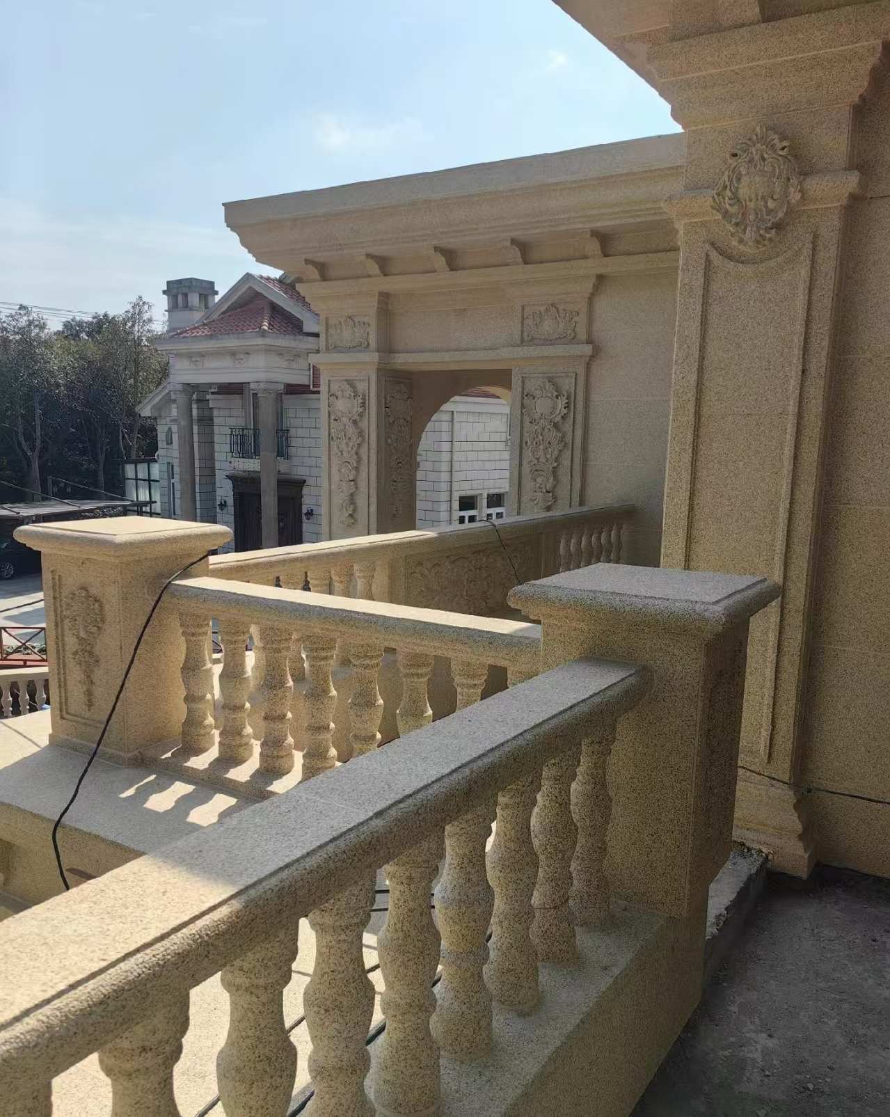 滁州 黄金麻别墅外墙干挂雕花配合阳台栏杆花瓶柱