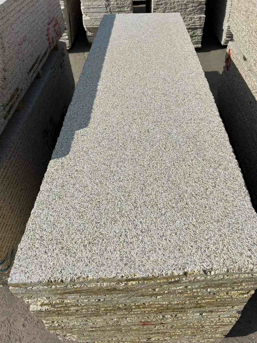 滁州 黄金麻花岗岩荔枝面毛板，半成品