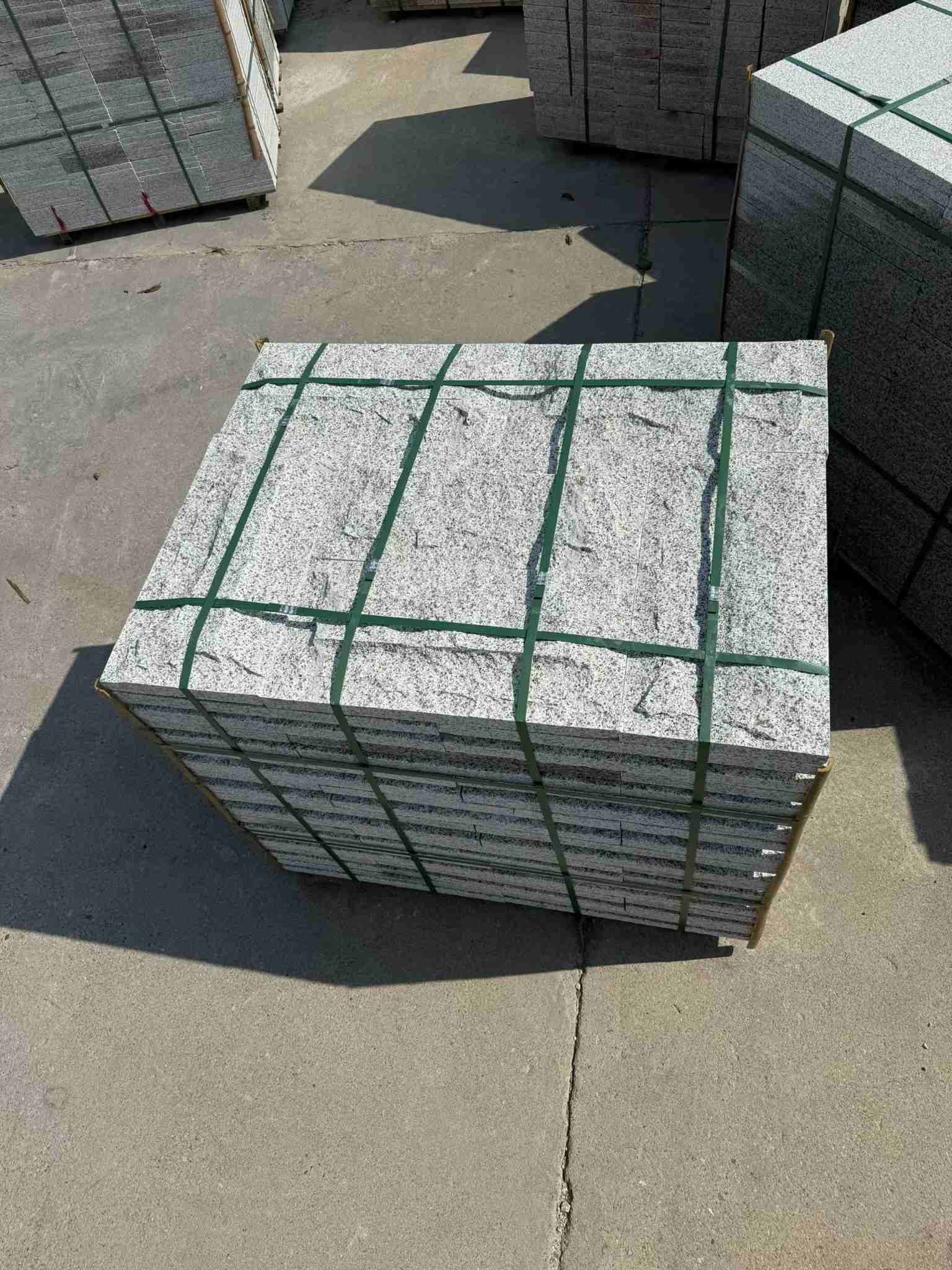 滁州 白麻花岗岩石材自然面蘑菇石成品