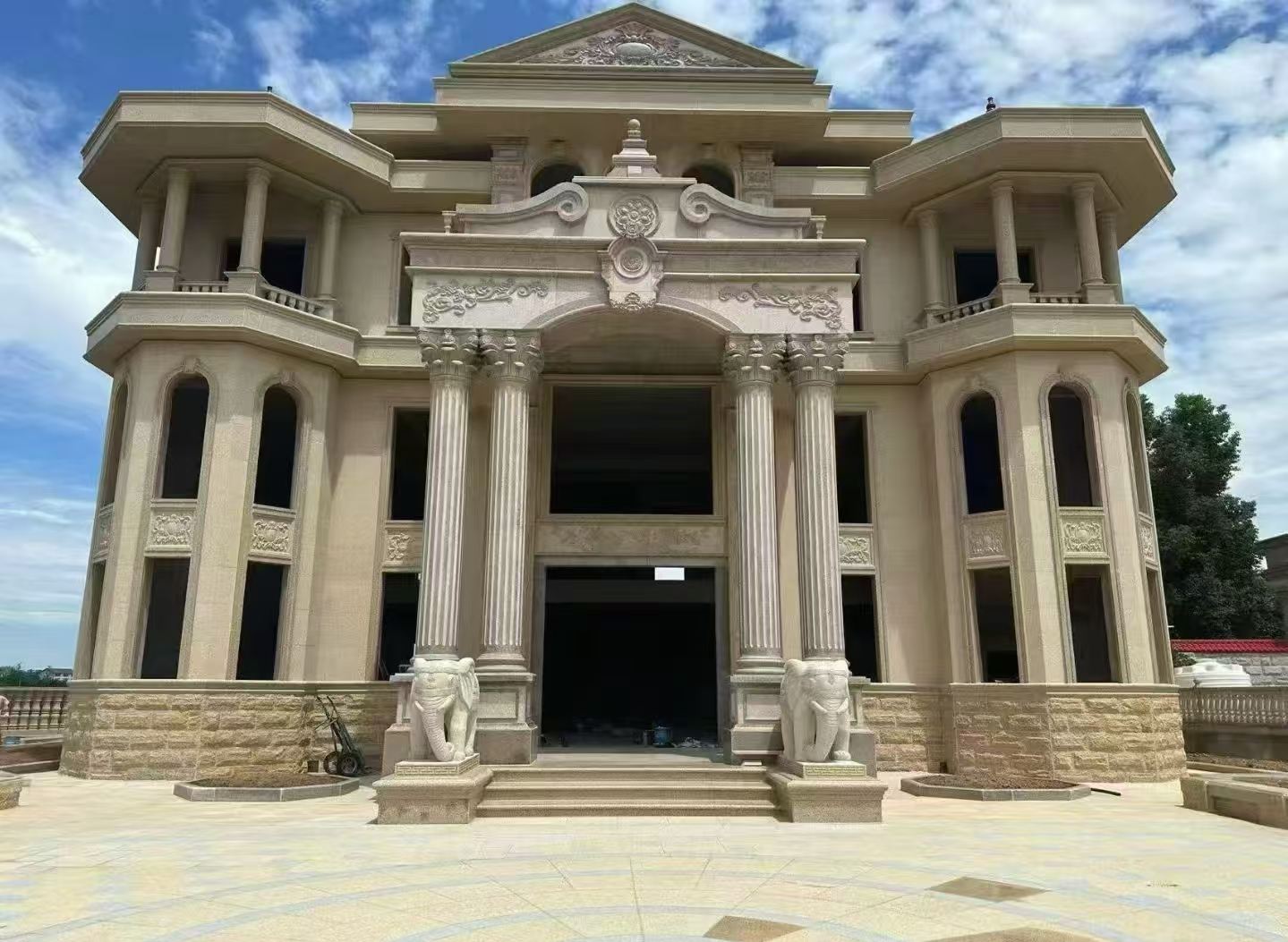 滁州 黄金麻别墅外墙干挂，大柱，大象，蘑菇石，雕花板