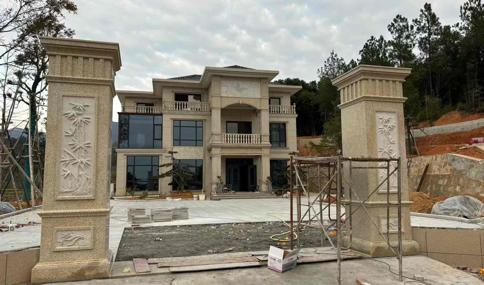 滁州 黄金麻花岗岩别墅雕花外墙干挂配上门口雕花罗马柱