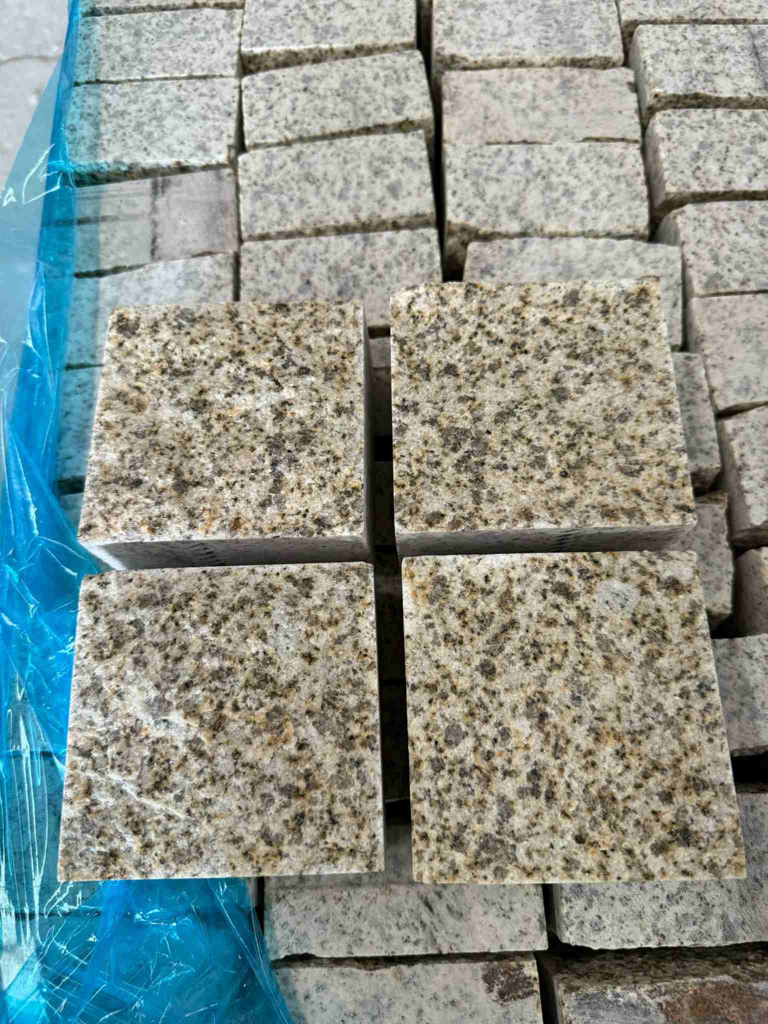 滁州 黄金麻花岗岩自然面小方块，弹石，马蹄石等