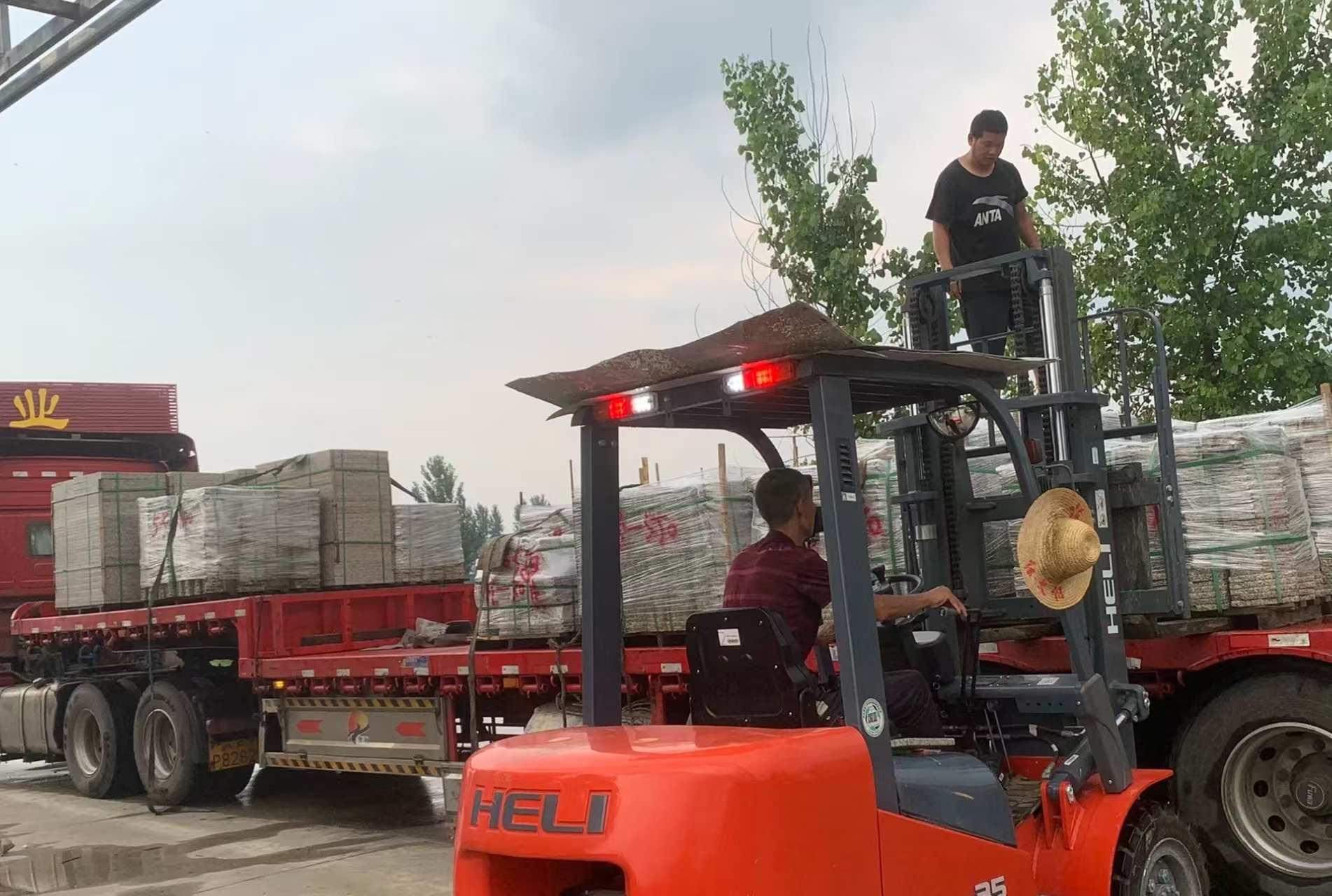 滁州 黄金麻冰裂纹，地铺石装车