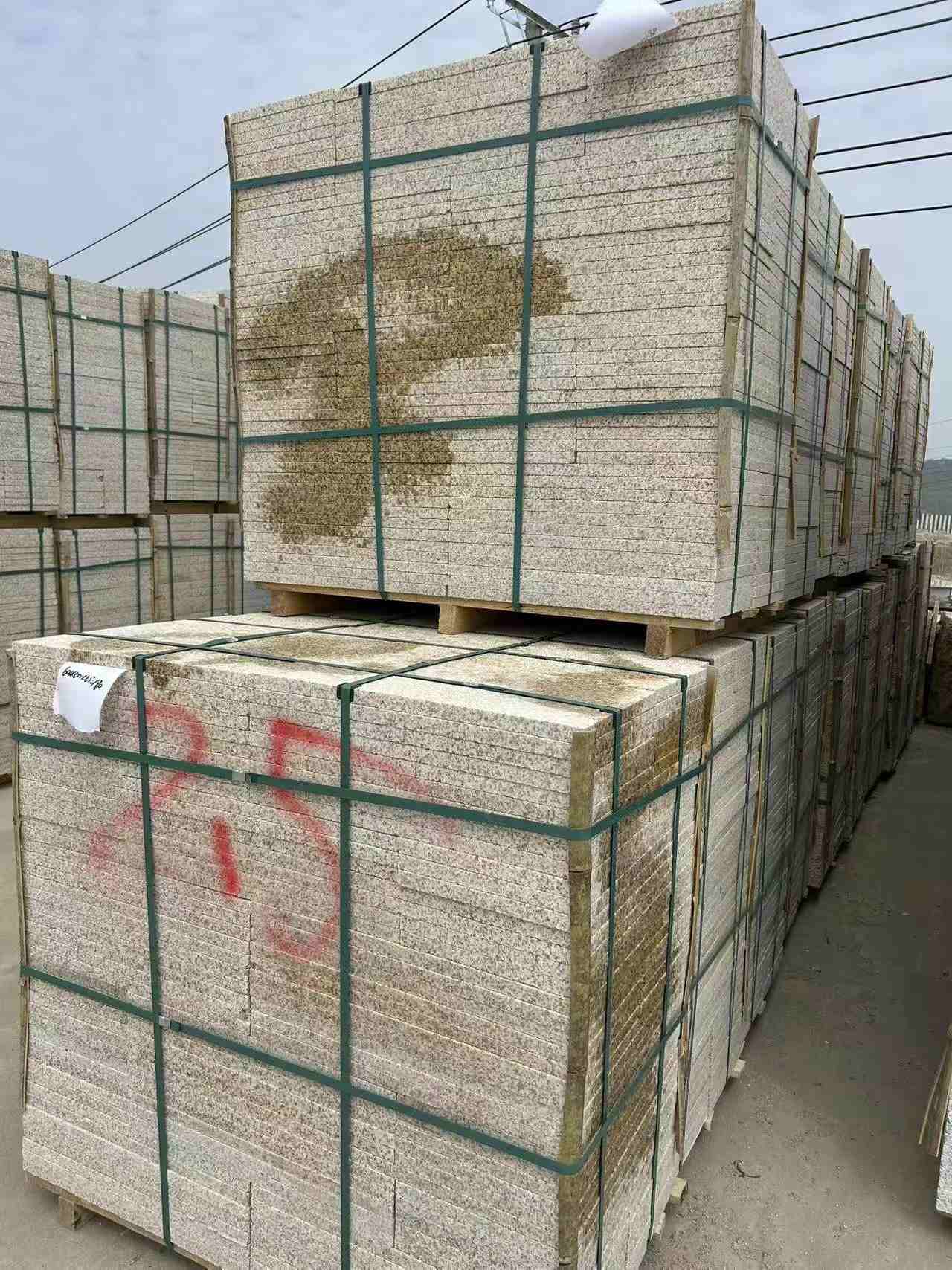 滁州 黄金麻花岗岩石材荔枝面地铺石2.5*300*600