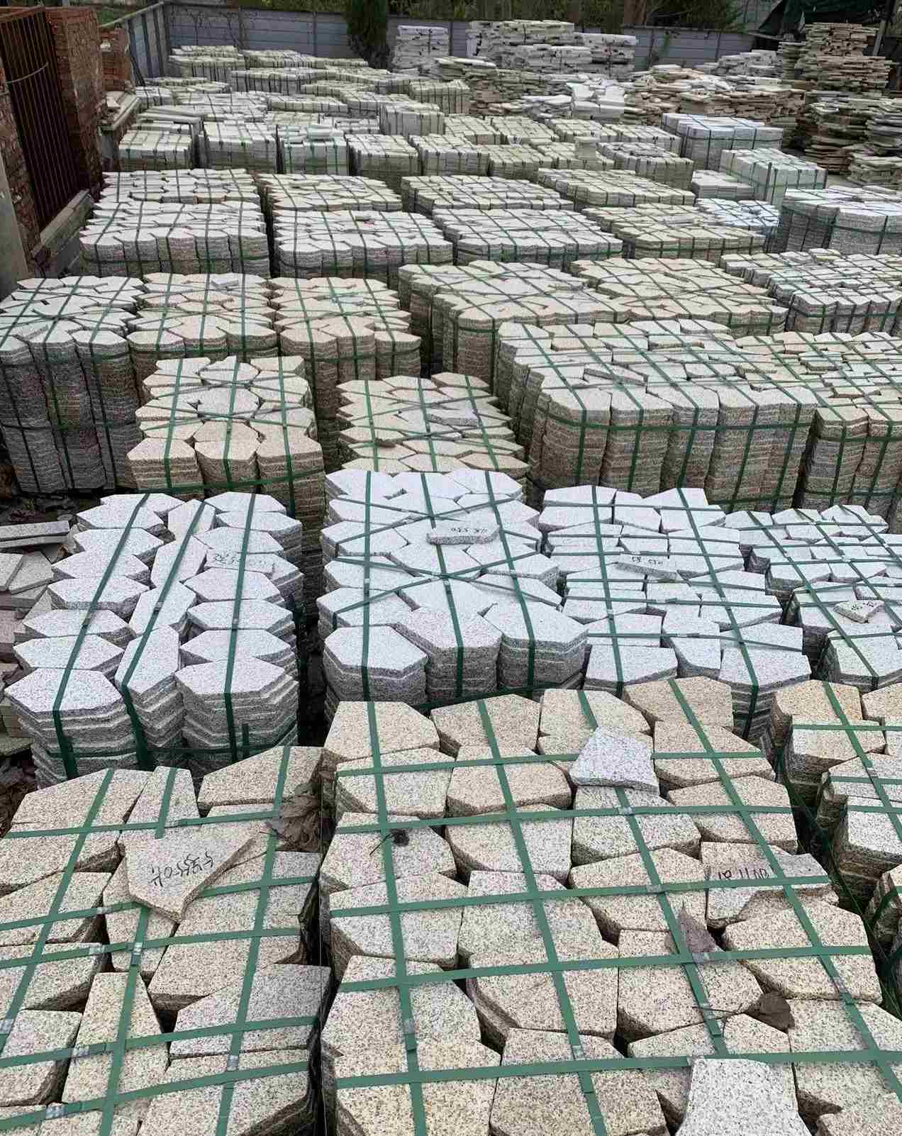 滁州 黄金麻白麻花岗岩荔枝面地铺石(冰裂纹)