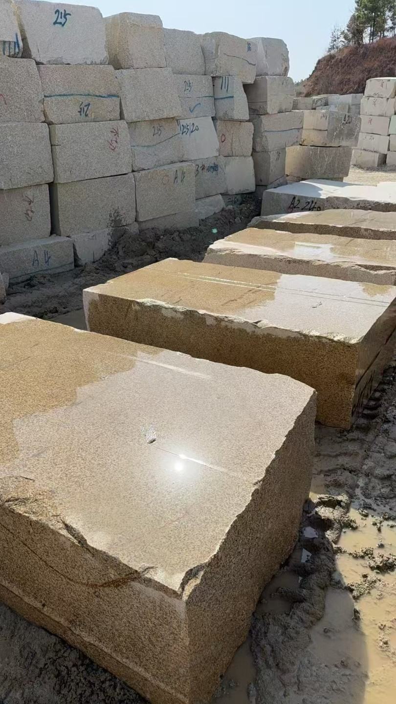 滁州 黄金麻方料堆场洗料分选中，原材料充足