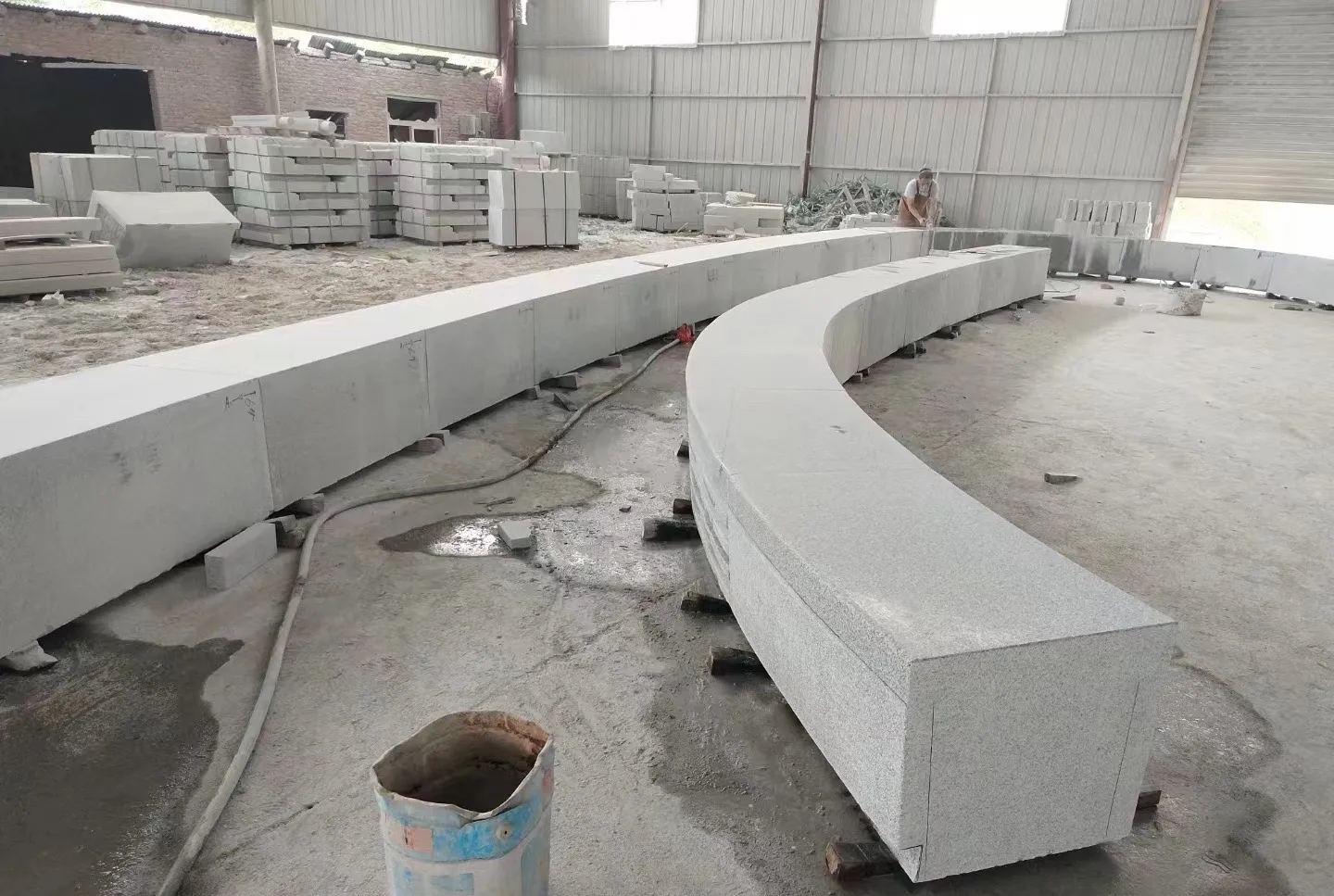 滁州芝麻白花岗岩石板材 园林光面弧形坐凳