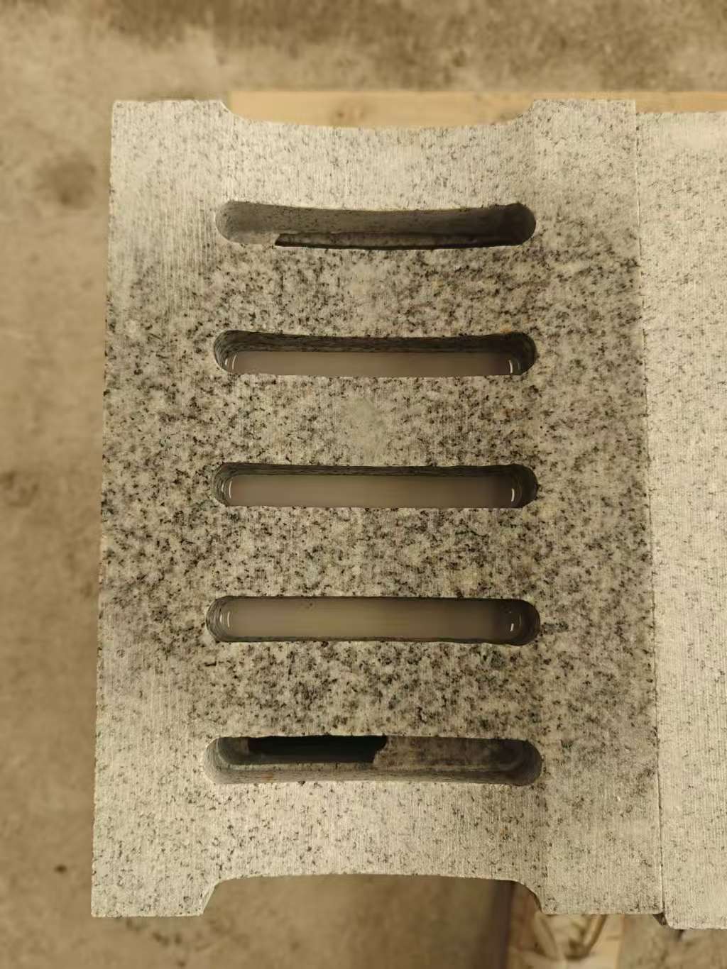 滁州 芝麻白拉丝面花岗岩U型开槽排水槽